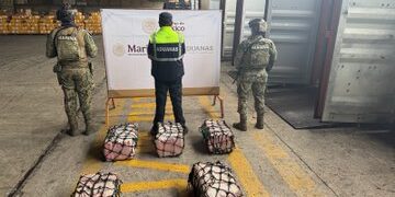 Marina decomisa 270 kilos de cocaína en el puerto de Manzanillo