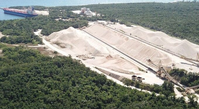 Gobierno analiza acuerdo con Vulcan para frenar la extracción de piedra caliza en Calica