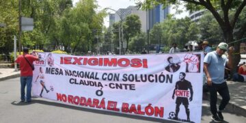 Integrantes de la CNTE irrumpen en la SEP y provocan daños durante protesta en la Ciudad de México