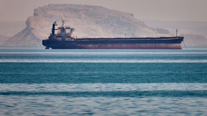Irán bloquea el estrecho de Ormuz y advierte que atacará a cualquier embarcación que intente cruzarlo