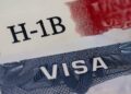 Juez de EU bloquea tarifa de 100 mil dólares para visas H-1B impulsada por Trump