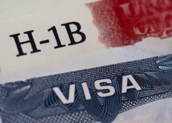 Juez de EU bloquea tarifa de 100 mil dólares para visas H-1B impulsada por Trump