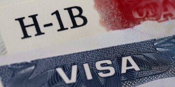 Juez de EU bloquea tarifa de 100 mil dólares para visas H-1B impulsada por Trump