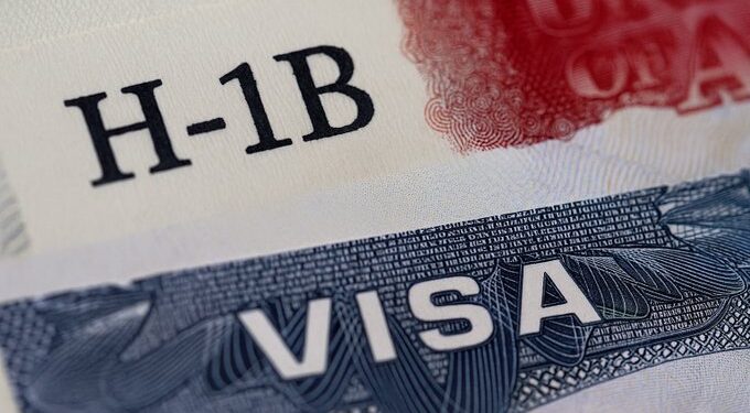 Juez de EU bloquea tarifa de 100 mil dólares para visas H-1B impulsada por Trump