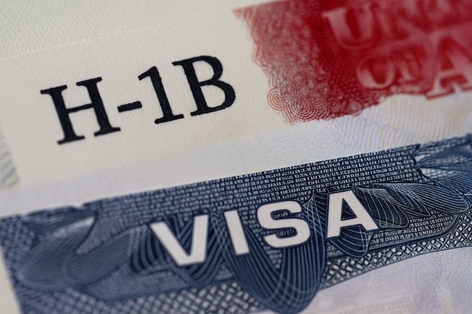 Juez de EU bloquea tarifa de 100 mil dólares para visas H-1B impulsada por Trump
