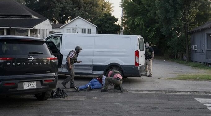 Mexicano muere por disparos de un agente de ICE durante operativo de detención en Houston