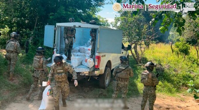 Decomisan 834 kilos de cocaína ocultos en camioneta abandonada en Chiapas