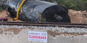Semarnat y Profepa ordenan a Ferromex reparar daños por derrame químico en Sonora