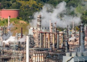 Escalada entre Estados Unidos e Irán sacude al mercado petrolero; el crudo cae más de 2% al cierre