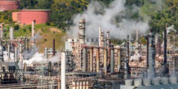 Escalada entre Estados Unidos e Irán sacude al mercado petrolero; el crudo cae más de 2% al cierre