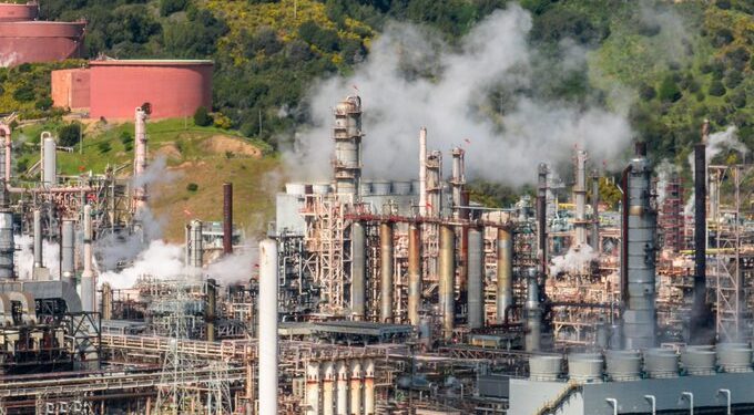 Escalada entre Estados Unidos e Irán sacude al mercado petrolero; el crudo cae más de 2% al cierre