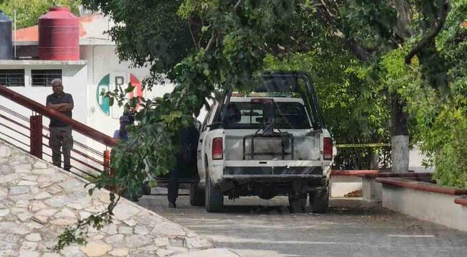 Fuerte operativo en sede del PRI en Guerrero tras el hallazgo de dos granadas