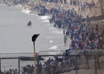 Ceuta enfrenta una nueva crisis migratoria; la Unión Europea ofrece respaldo a España