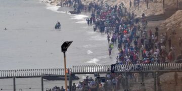 Ceuta enfrenta una nueva crisis migratoria; la Unión Europea ofrece respaldo a España