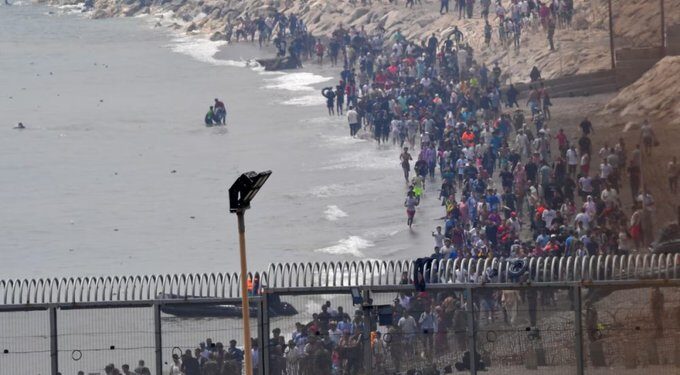 Ceuta enfrenta una nueva crisis migratoria; la Unión Europea ofrece respaldo a España