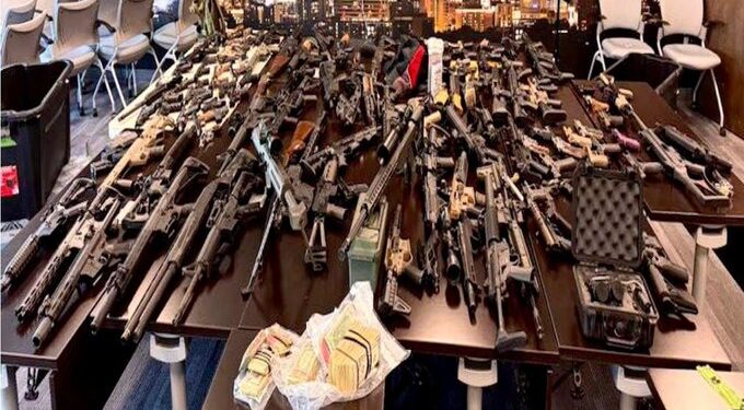 EU frustra envío de 138 armas hacia México; operativo evitó que arsenal llegara al crimen organizado