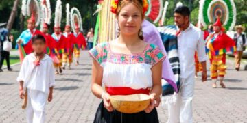 Poblanas y poblanos muestran su riqueza cultural en “Los Estados en Los Pinos”