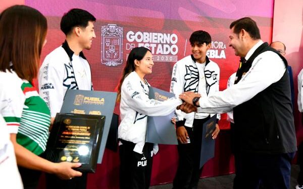 Seis campeones poblanos de kickboxing brillan con el respaldo del gobierno estatal