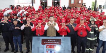 Con vivienda y equipamiento, Gobierno Estatal reconoce entrega heroica de bomberos  