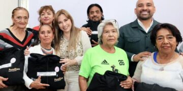 Puebla lista para las Olimpiadas de Oro 2026; Ceci Arellano entrega uniformes a delegación estatal.