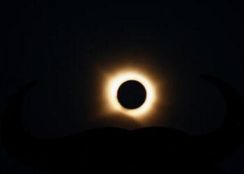 Eclipse solar total sorprende a España y convierte el día en noche