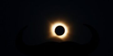 Eclipse solar total sorprende a España y convierte el día en noche