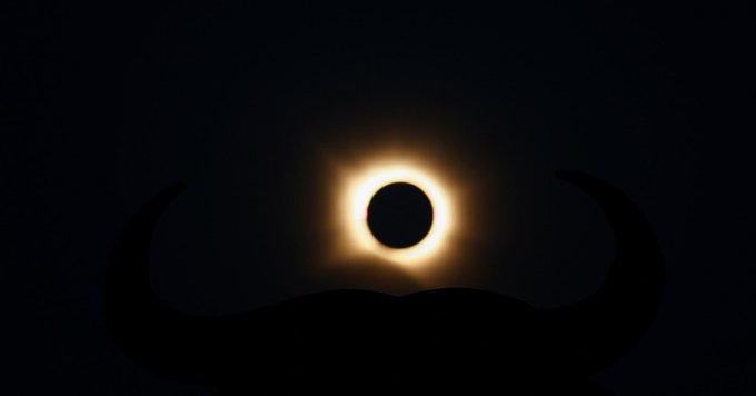 Eclipse solar total sorprende a España y convierte el día en noche