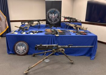 Golpe al tráfico de armas: desmantelan célula que operaba desde Phoenix hacia México