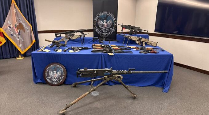 Golpe al tráfico de armas: desmantelan célula que operaba desde Phoenix hacia México
