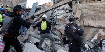 Terremoto en Colombia deja más de 250 muertos y miles de afectados; buscan sobrevivientes