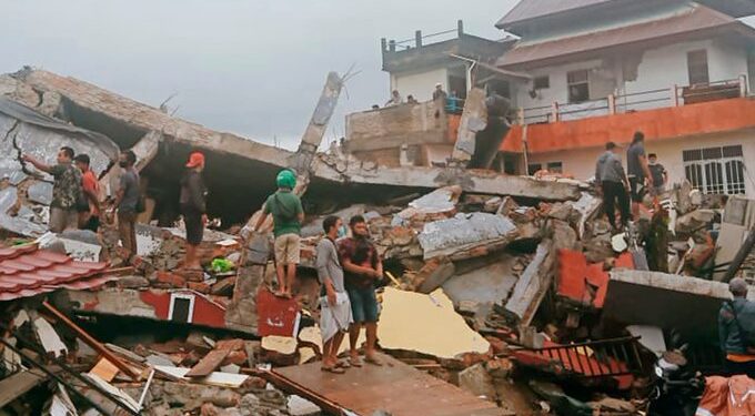 Terremoto de 7.7 sacude Flores, Indonesia; autoridades monitorean amenaza de tsunami