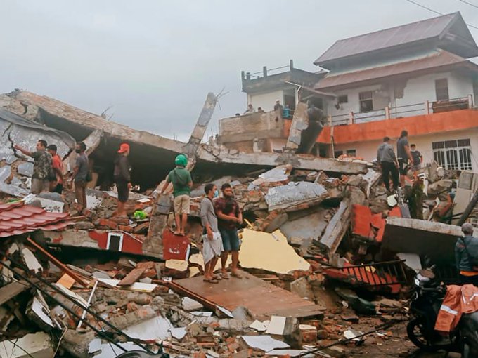 Terremoto de 7.7 sacude Flores, Indonesia; autoridades monitorean amenaza de tsunami