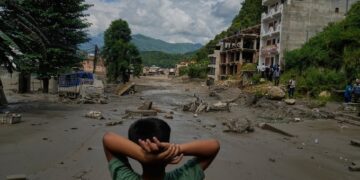 Riada en Nepal causa devastación y mantiene en vilo a mil 400 desaparecidos