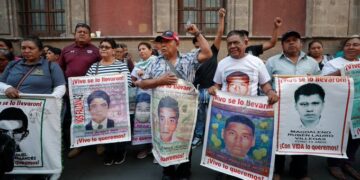 Familias de los 43 de Ayotzinapa presionan por nuevas investigaciones y el regreso del GIEI