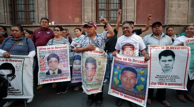 Familias de los 43 de Ayotzinapa presionan por nuevas investigaciones y el regreso del GIEI