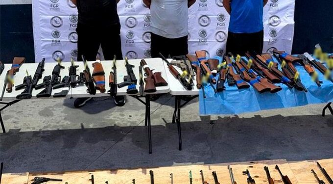 Interceptan en Nuevo León cargamento con 210 armas presuntamente para grupos criminales