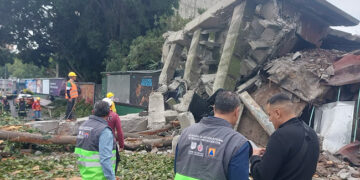 Colapso durante demolición genera emergencia y cierre de vialidad en CDMX
