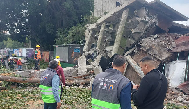 Colapso durante demolición genera emergencia y cierre de vialidad en CDMX