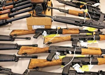 EU golpea red de tráfico de armas: declaran culpable a texano por enviar piezas a México
