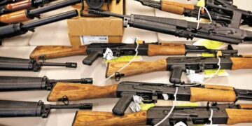 EU golpea red de tráfico de armas: declaran culpable a texano por enviar piezas a México