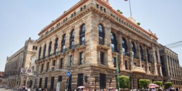 Banxico mantiene tasa de interés en 6.5% y descarta reaccionar automáticamente a la Fed