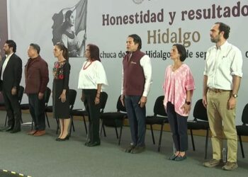 Normalistas irrumpen en evento de Sheinbaum en Hidalgo y reclaman justicia