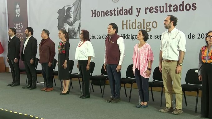 Normalistas irrumpen en evento de Sheinbaum en Hidalgo y reclaman justicia
