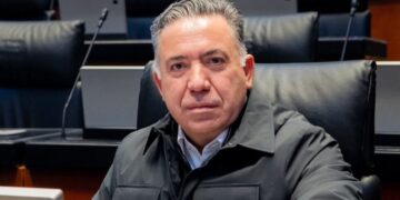 Piden desafuero de Enrique Inzunza; entregan más de 23 mil firmas al Senado