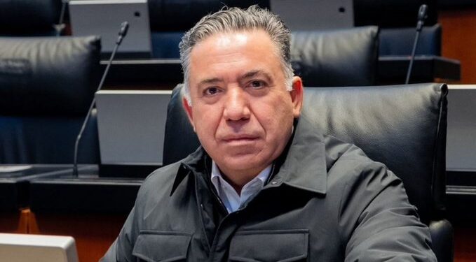 Piden desafuero de Enrique Inzunza; entregan más de 23 mil firmas al Senado