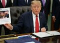 Trump arremete contra medios tras veto a CNN, MS NOW y Politico; enfrentará demanda