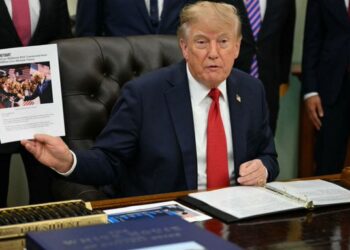 Trump arremete contra medios tras veto a CNN, MS NOW y Politico; enfrentará demanda