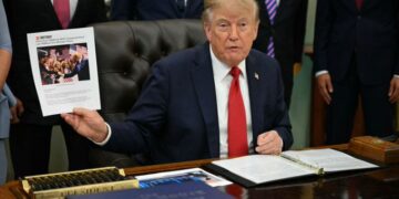 Trump arremete contra medios tras veto a CNN, MS NOW y Politico; enfrentará demanda