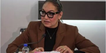 Claudia Arlett Espino presenta renuncia irrevocable al INE antes del arranque de los comicios