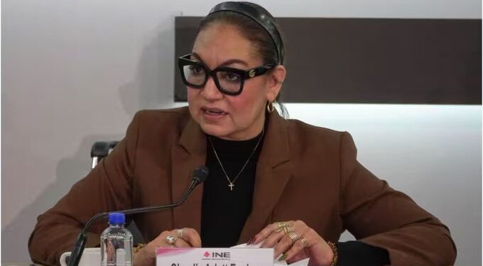 Claudia Arlett Espino presenta renuncia irrevocable al INE antes del arranque de los comicios
